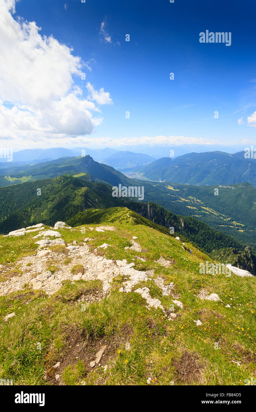 Panorama dalle Alpi italiane, la cima di una montagna, la Cima Larici Asiago Foto Stock