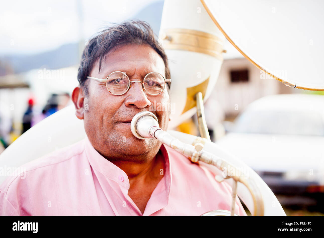 Musicista in parata durante una fiesta a San Pedro, La Paz provincia, Bolivia. Foto Stock