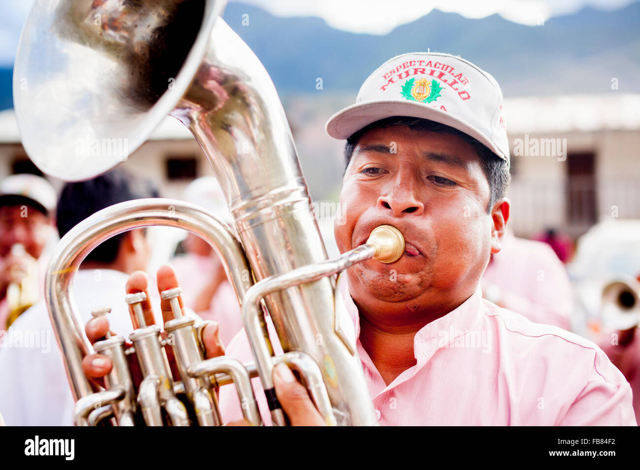 Musicista in parata durante una fiesta a San Pedro, La Paz provincia, Bolivia. Foto Stock