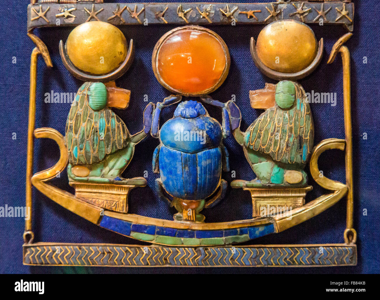 Ciondolo raffigurante il coleottero solare affiancato da babbuini, dalla tomba di Tutankhamon, ora al Museo Egizio del Cairo, Egitto Foto Stock