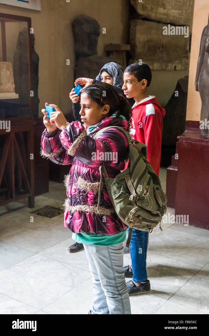 Famiglia egiziana al Museo Egizio del Cairo, Egitto Foto Stock
