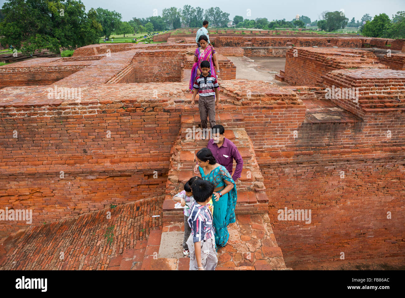 Famiglie che hanno tempo libero in uno dei monasteri scavati all'interno dell'antico complesso universitario buddista di Nalanda a Nalanda, Bihar, India. Foto Stock