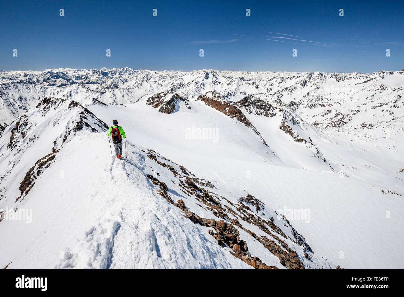 Ski tourer, scendendo dal vertice Finail sul crinale, Val Senales Meraner Land, Alpi Alto Adige Provincia Foto Stock