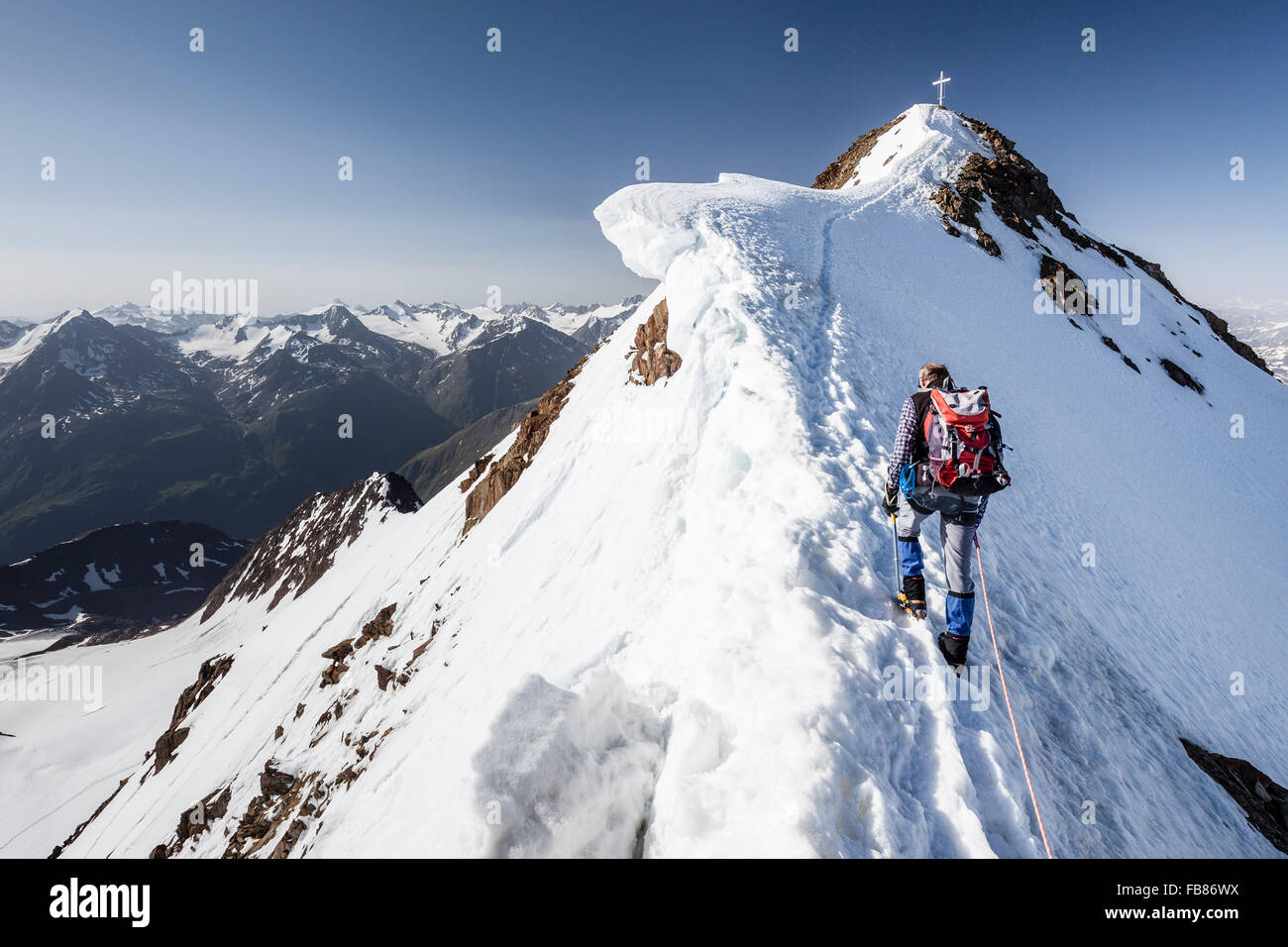 Alpinista salita al vertice Wildspitze attraverso la cresta nord-est, Venter valley, sfiato, Sölden, Ötztal, Alpi, Tirolo, Austria Foto Stock