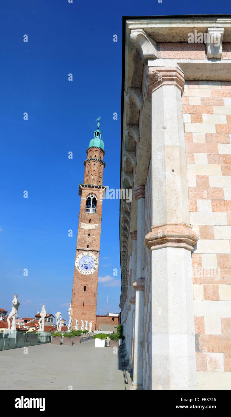 Torre dell'orologio della Basilica Palladiana a Vicenza città in Italia costruito dall'architetto Andrea Palladio Foto Stock