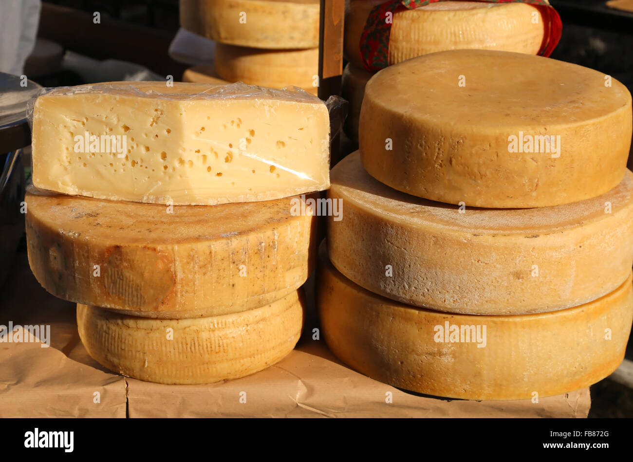 Gustoso formaggio maturo con fori per la vendita nel mercato di prodotti alimentari Foto Stock