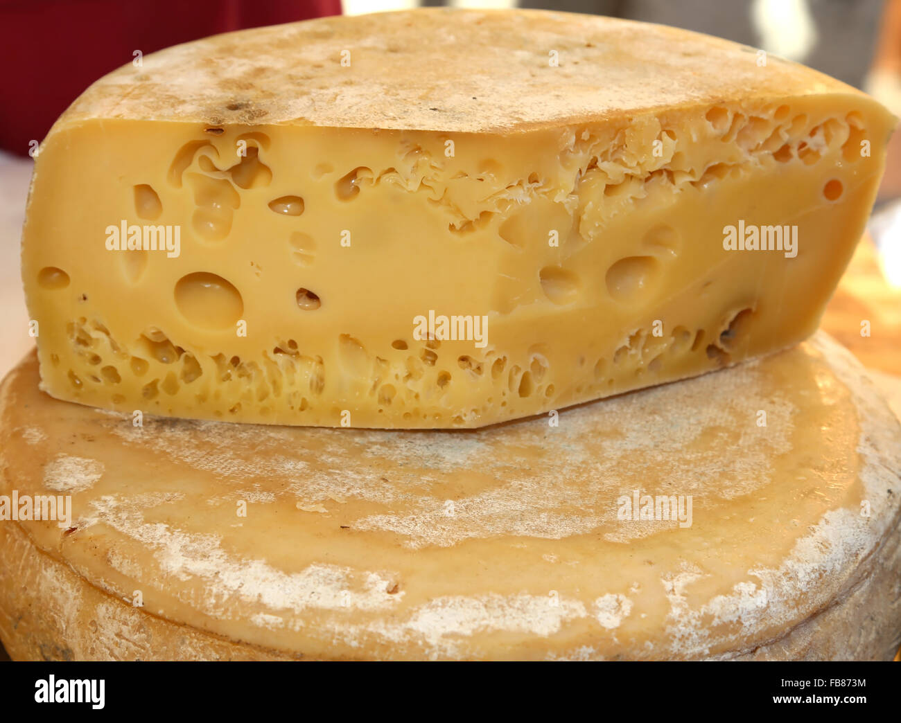 Gustoso formaggio maturo con fori per la vendita nel mercato Foto Stock