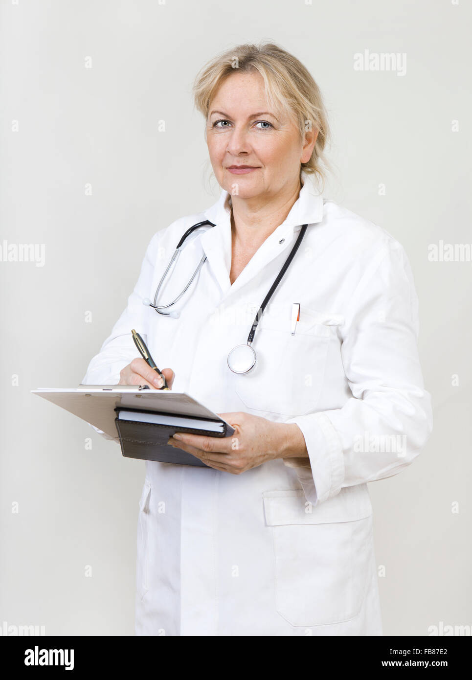 Di un medico in camice bianco con uno stetoscopio Foto Stock