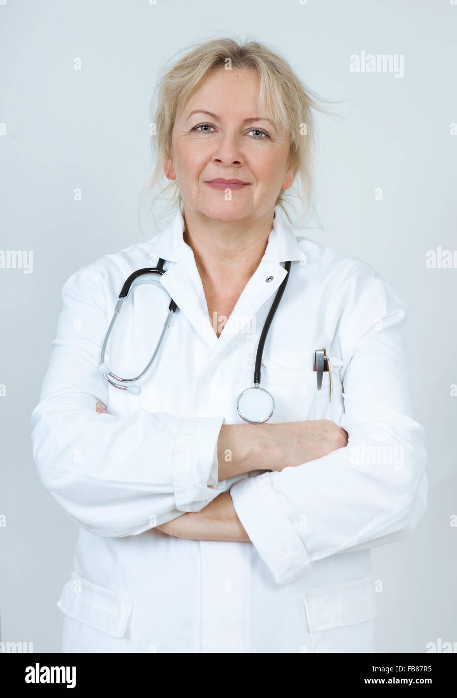 Di un medico in camice bianco con uno stetoscopio Foto Stock