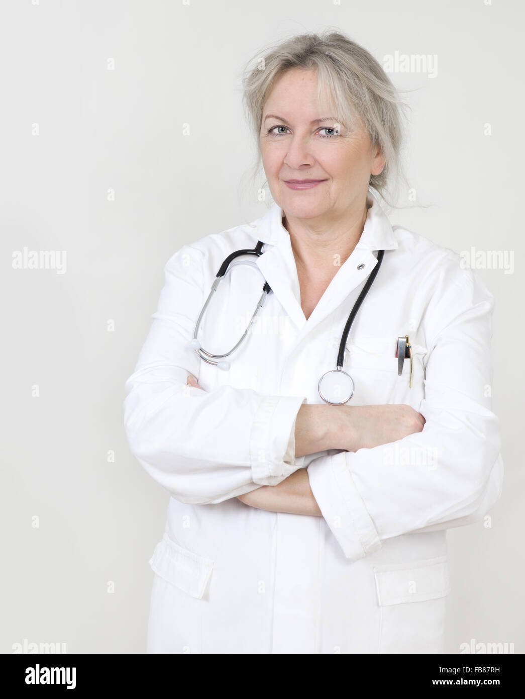 Di un medico in camice bianco con uno stetoscopio Foto Stock