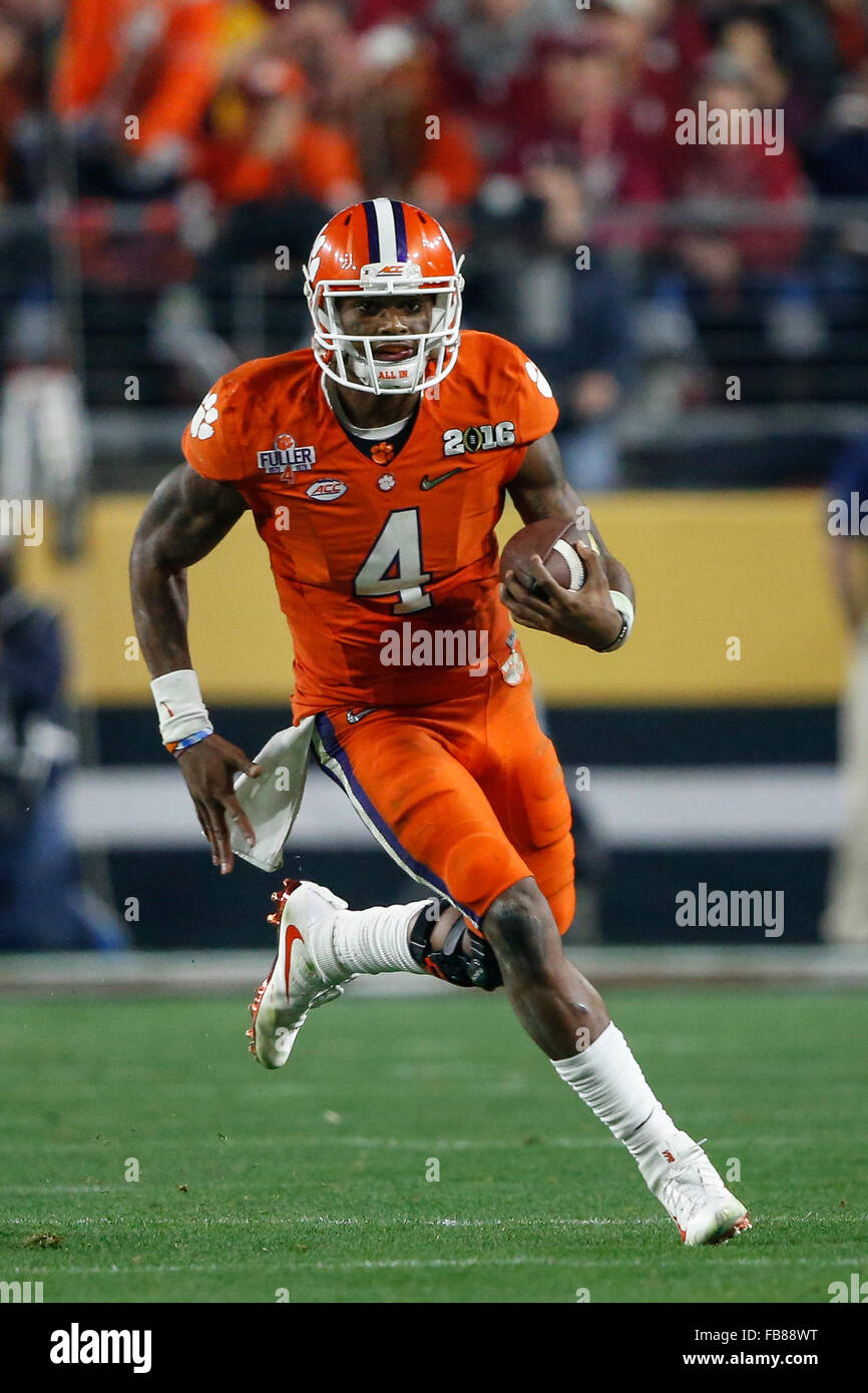 Glendale, AZ, Stati Uniti d'America. Xi gen, 2016. Clemson Tigers quarterback Deshaun Watson (4) codifica durante il College Football Playoff campionato nazionale di gioco tra l'Alabama Crimson Tide e la Clemson Tigers presso la University of Phoenix Stadium di Glendale, AZ. Il Crimson Tide ha sconfitto le tigri 45-40 Tim Warner/CSM/Alamy Live News Foto Stock