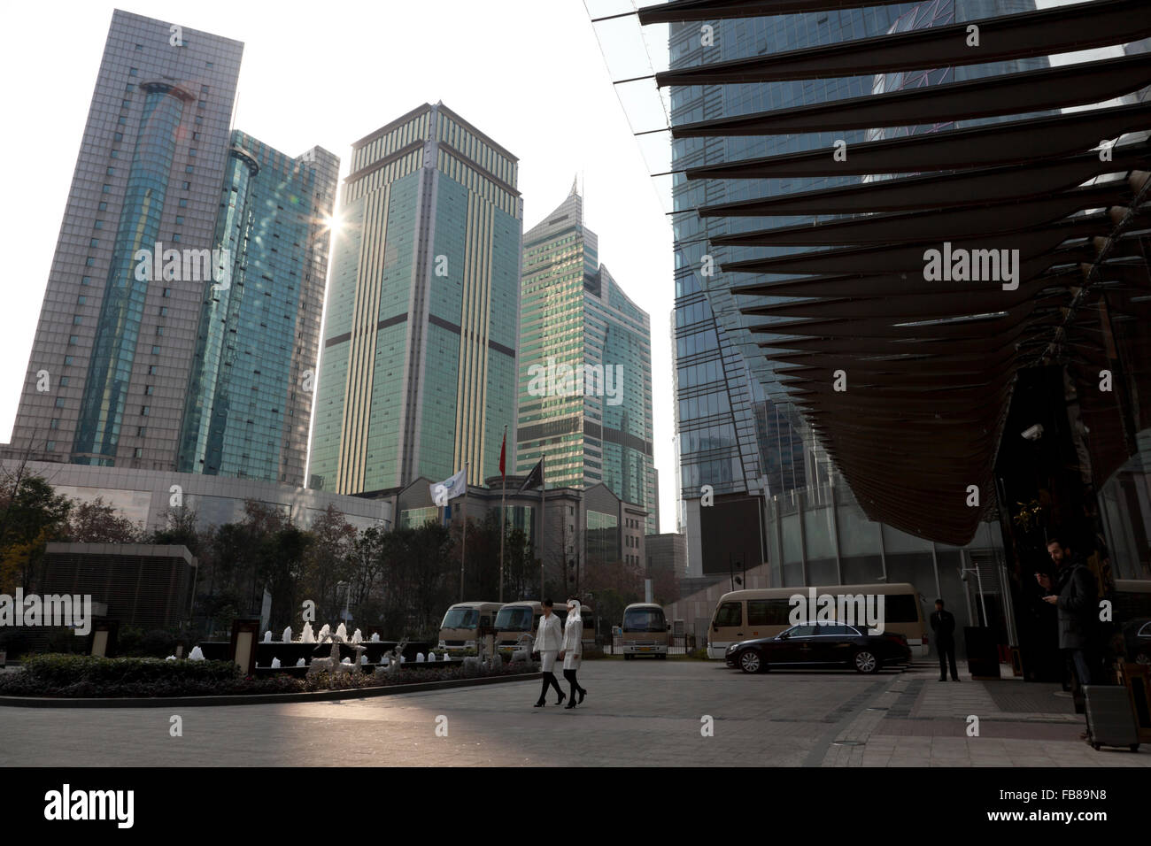 Grattacieli holding eleganti alberghi e uffici dominano il centro di Chengdu nella provincia di Sichuan in Cina. Foto Stock