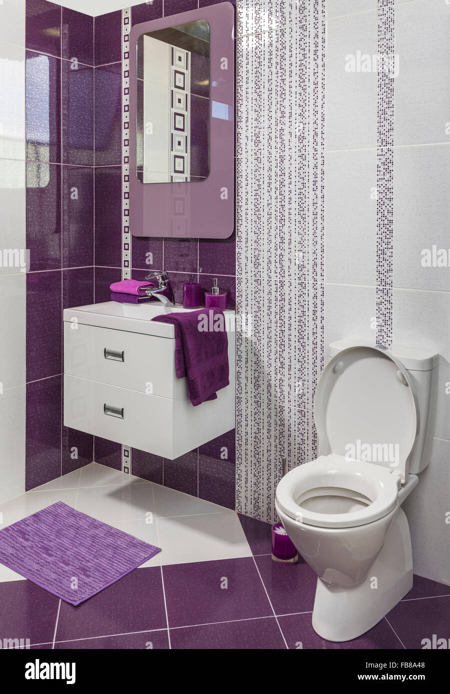 Il lusso moderno e decorato in stile sala da bagno con lavandino e specchio e WC Foto Stock