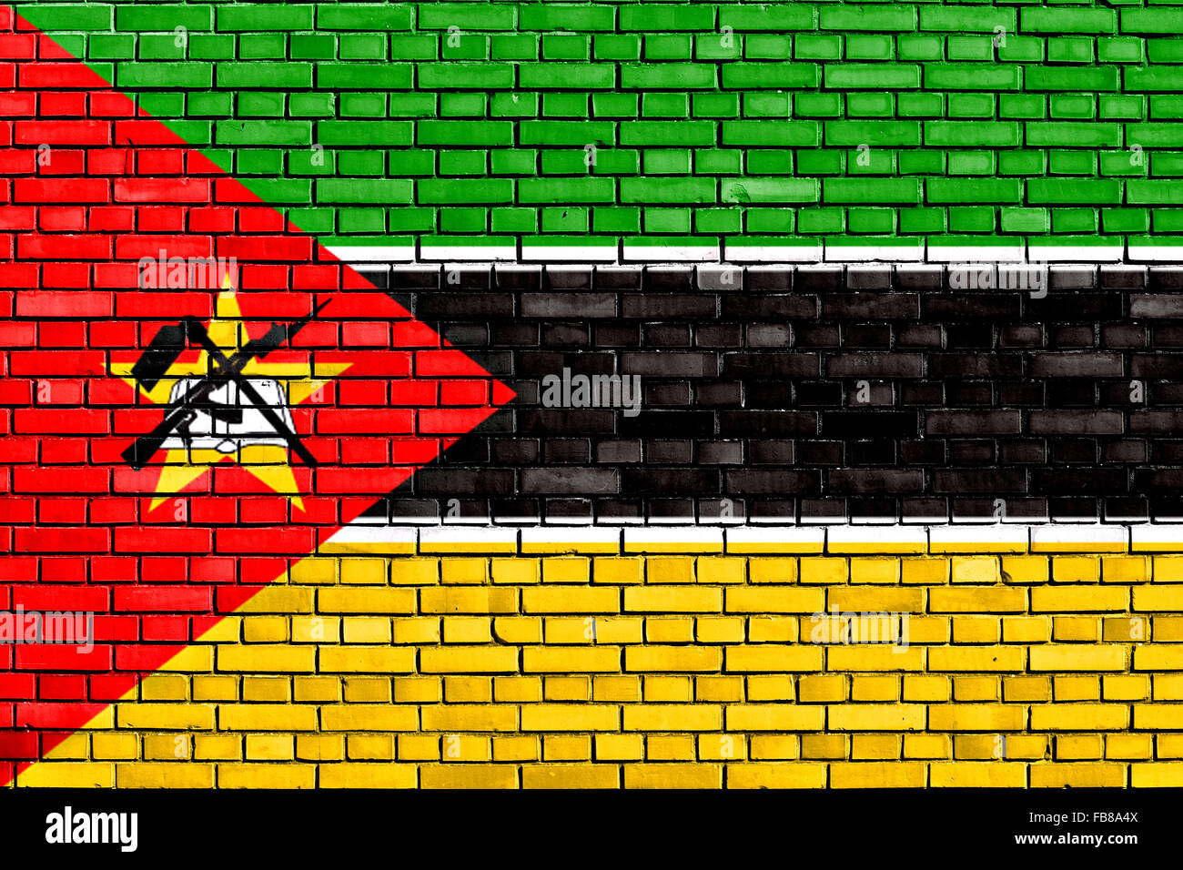 Bandiera del Mozambico dipinta su un muro di mattoni Foto Stock