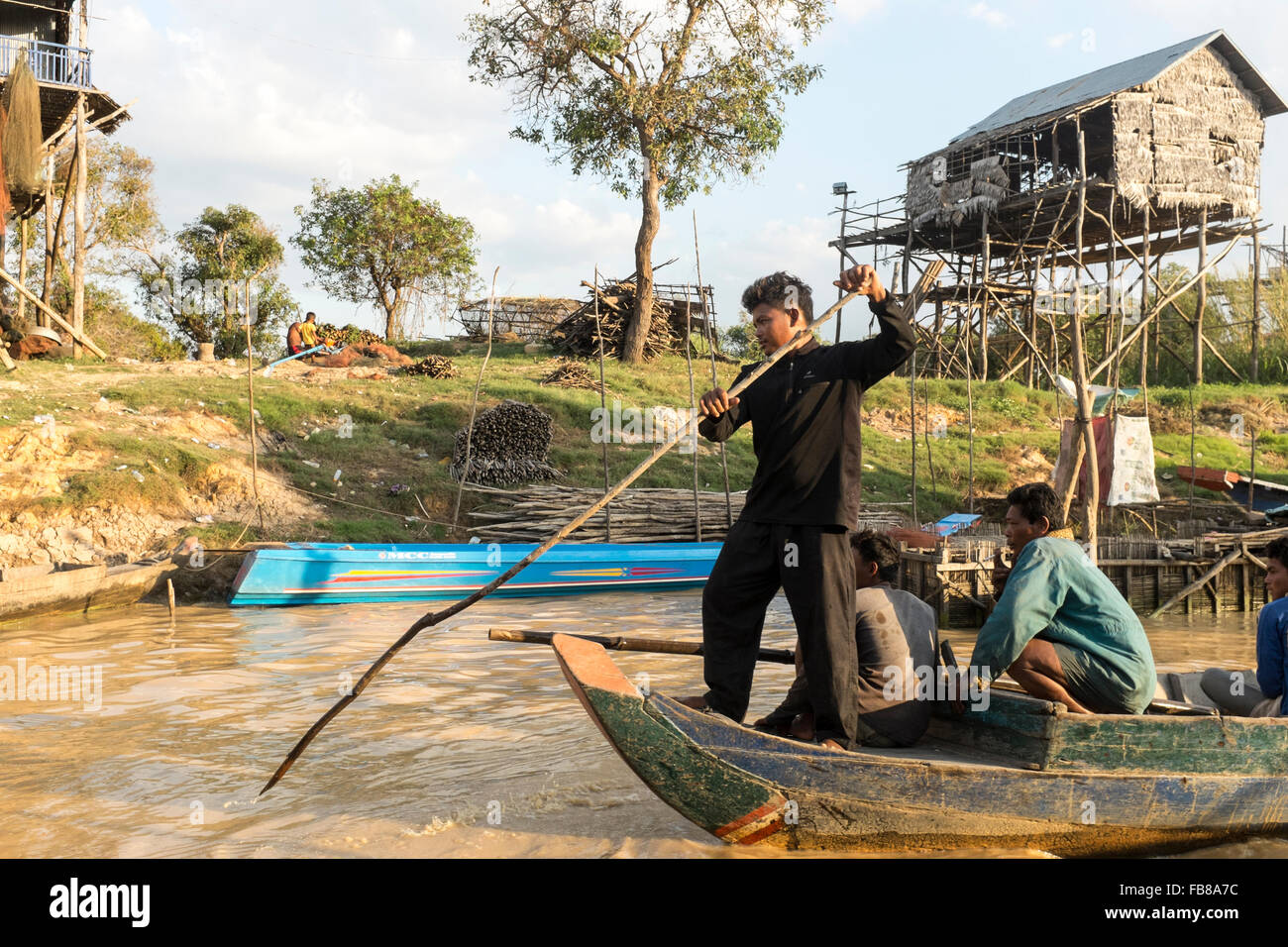 Gli abitanti di un villaggio di attraversare il fiume in barca in kampong phluk, in siem reap, Cambogia. Foto Stock