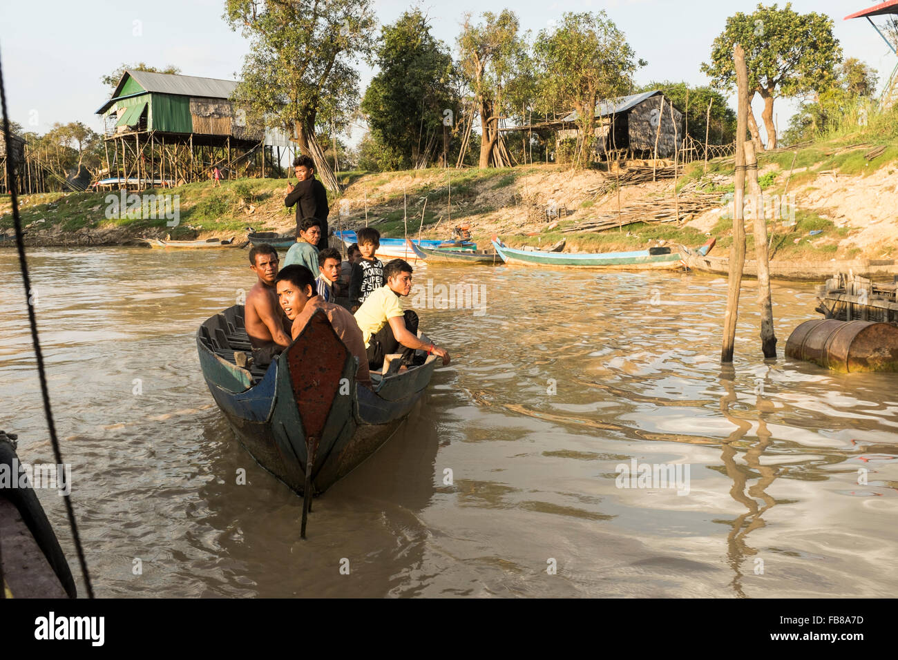 Gli abitanti di un villaggio di attraversare il fiume in barca in kampong phluk, in siem reap, Cambogia. Foto Stock