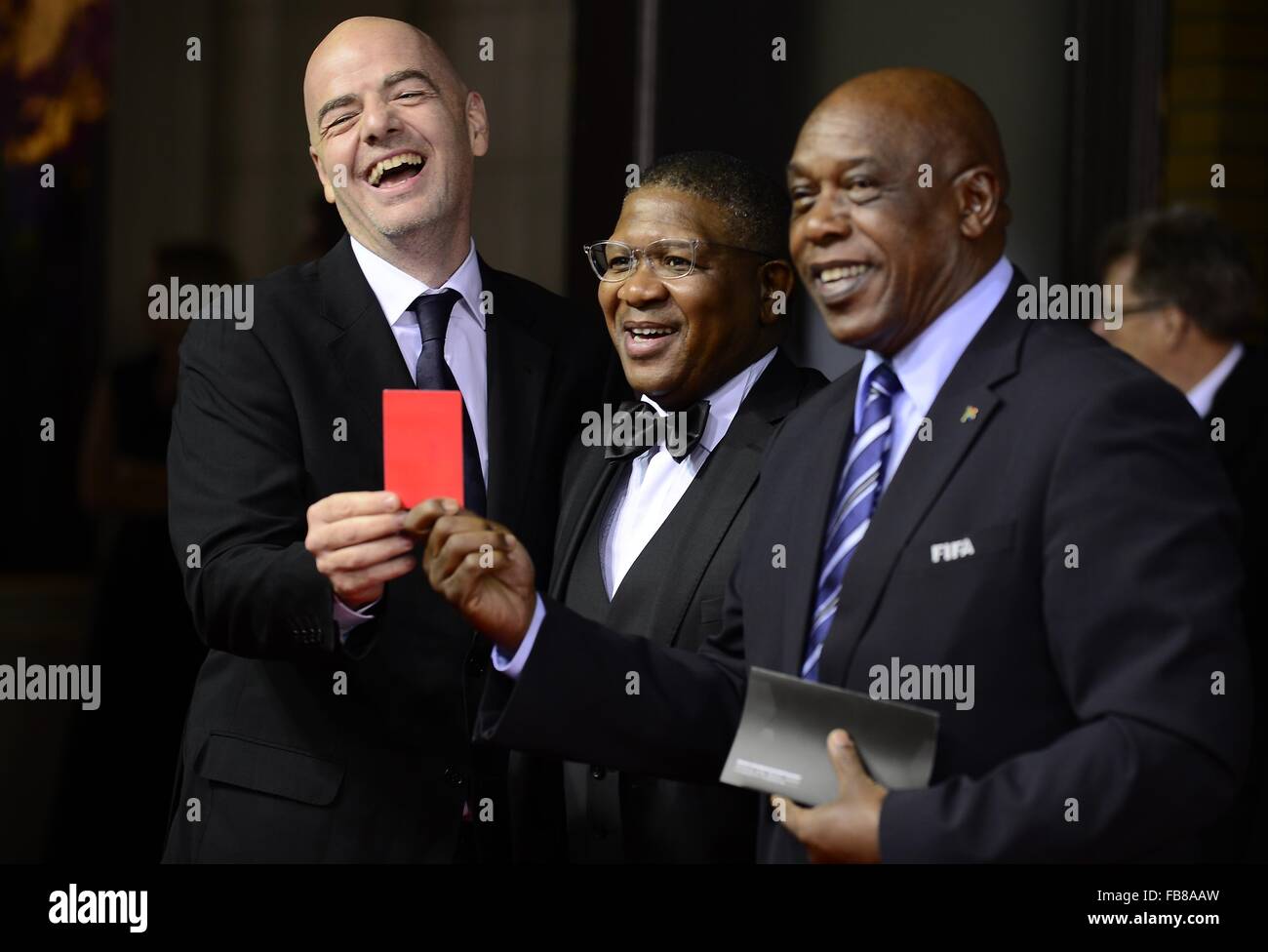 Zurigo, Svizzera. Xi gen, 2016. Segretario Generale UEFA GIANNI INFANTINI pone per le foto sul tappeto rosso durante gli arrivi per il 2015 FIFA Ballon DOR Gala presso Kongresshaus di Zurigo. Credito: Marcio Machado/ZUMA filo/Alamy Live News Foto Stock