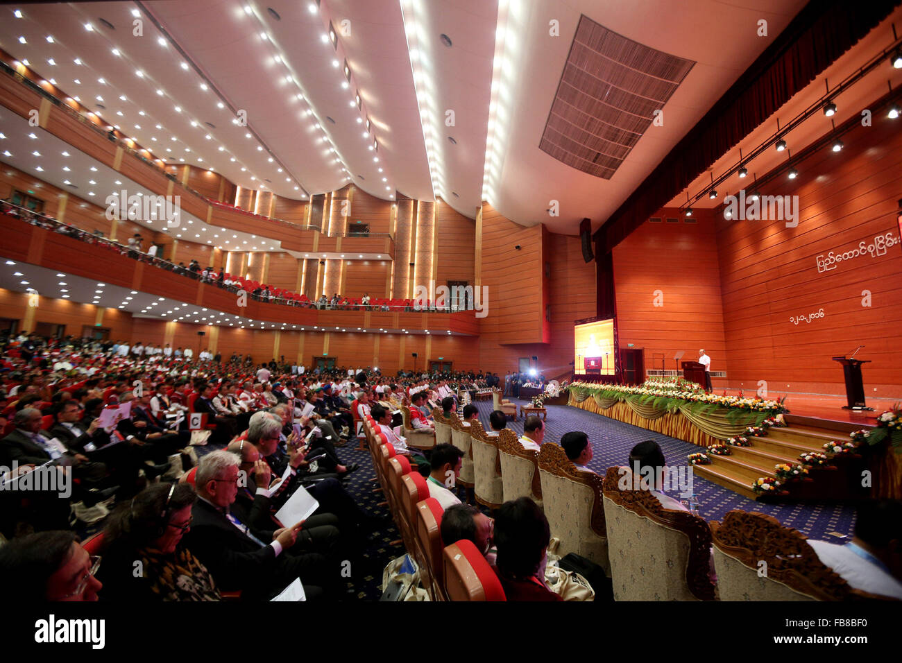 No Gen. Pyi Taw. Xii gen, 2016. Foto scattata a gennaio 12, 2016 mostra una scena dell'Unione la conferenza per la pace in Myanmar International Convention Center di Nay Gen. Pyi Taw, Myanmar. Myanmar unione della conferenza di pace ha dato dei calci a fuori qui martedì, in vista del primo round della nazionale-livello formale di dialogo politico tra il governo e le otto etnica gruppi armati. Credito: U Aung/Xinhua/Alamy Live News Foto Stock