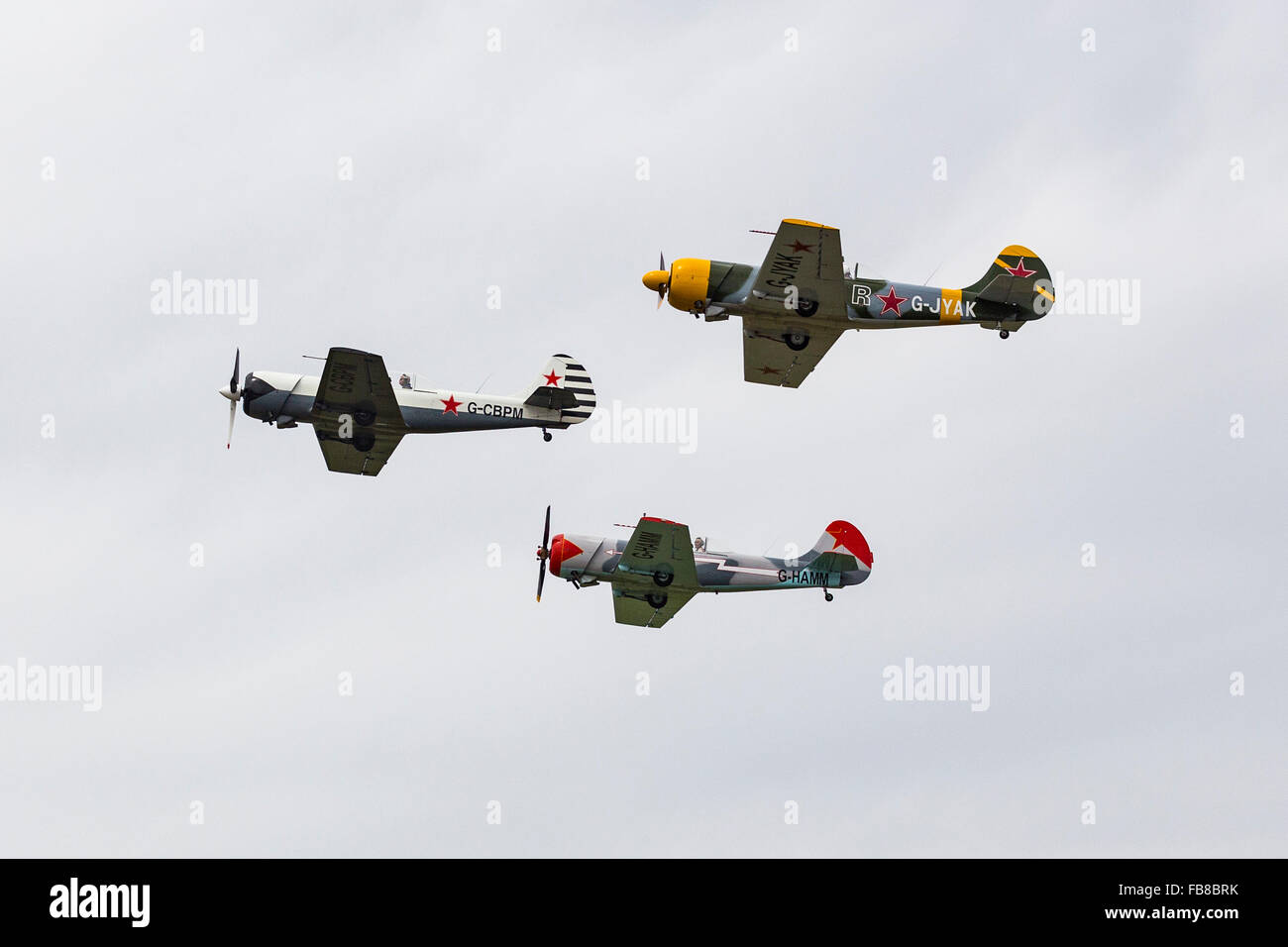 Aerostars aerobatic team display in YAK-50s, Farnborough International Airshow di Farnborough, Aeroporto, Rushmoor, Hampshire, Englan Foto Stock