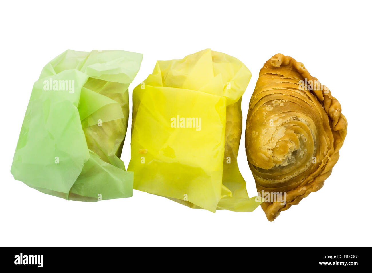 Il curry tailandese Puff isolati su sfondo bianco e il tracciato di ritaglio Foto Stock