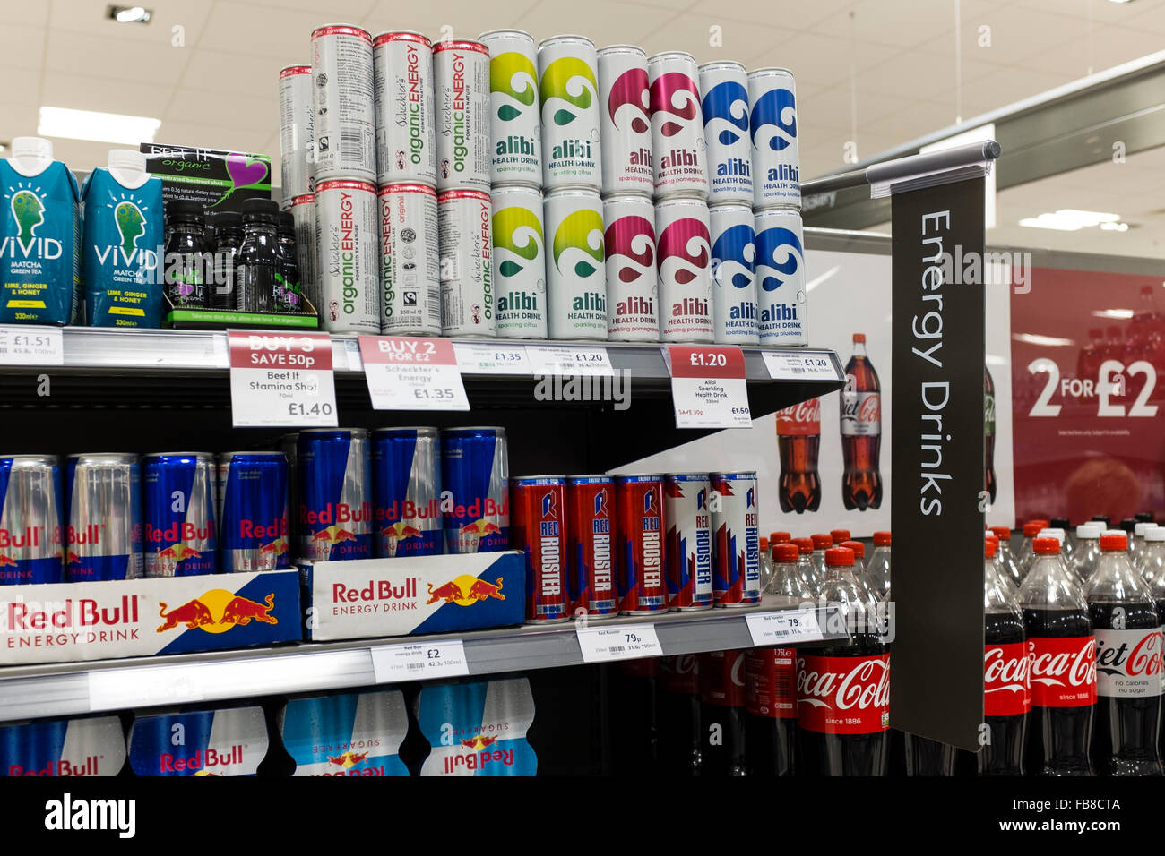 Confezioni multiple di bevande energetiche su scaffali in un supermercato, REGNO UNITO Foto Stock