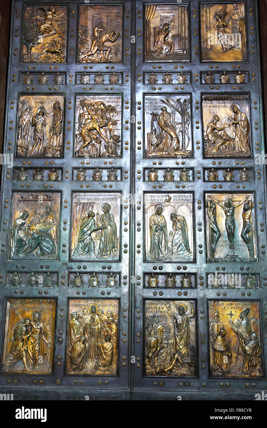 Il Santo della porta d'ingresso alla Basilica di San Pietro in Vaticano. La porta è aperta solo su l Anno del Giubileo. Foto Stock