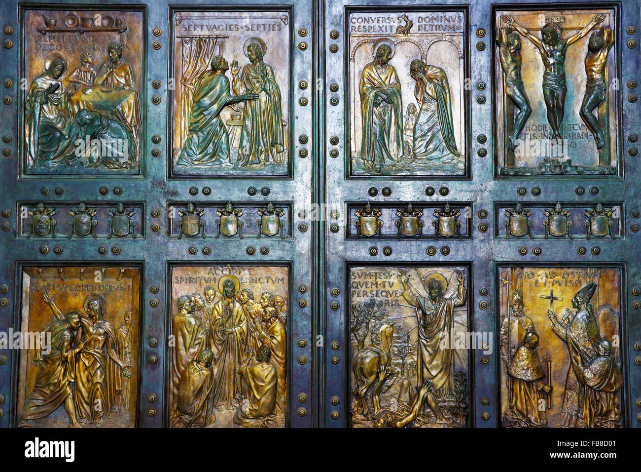 Il Santo della porta d'ingresso alla Basilica di San Pietro in Vaticano. La porta è aperta solo su l Anno del Giubileo. Foto Stock