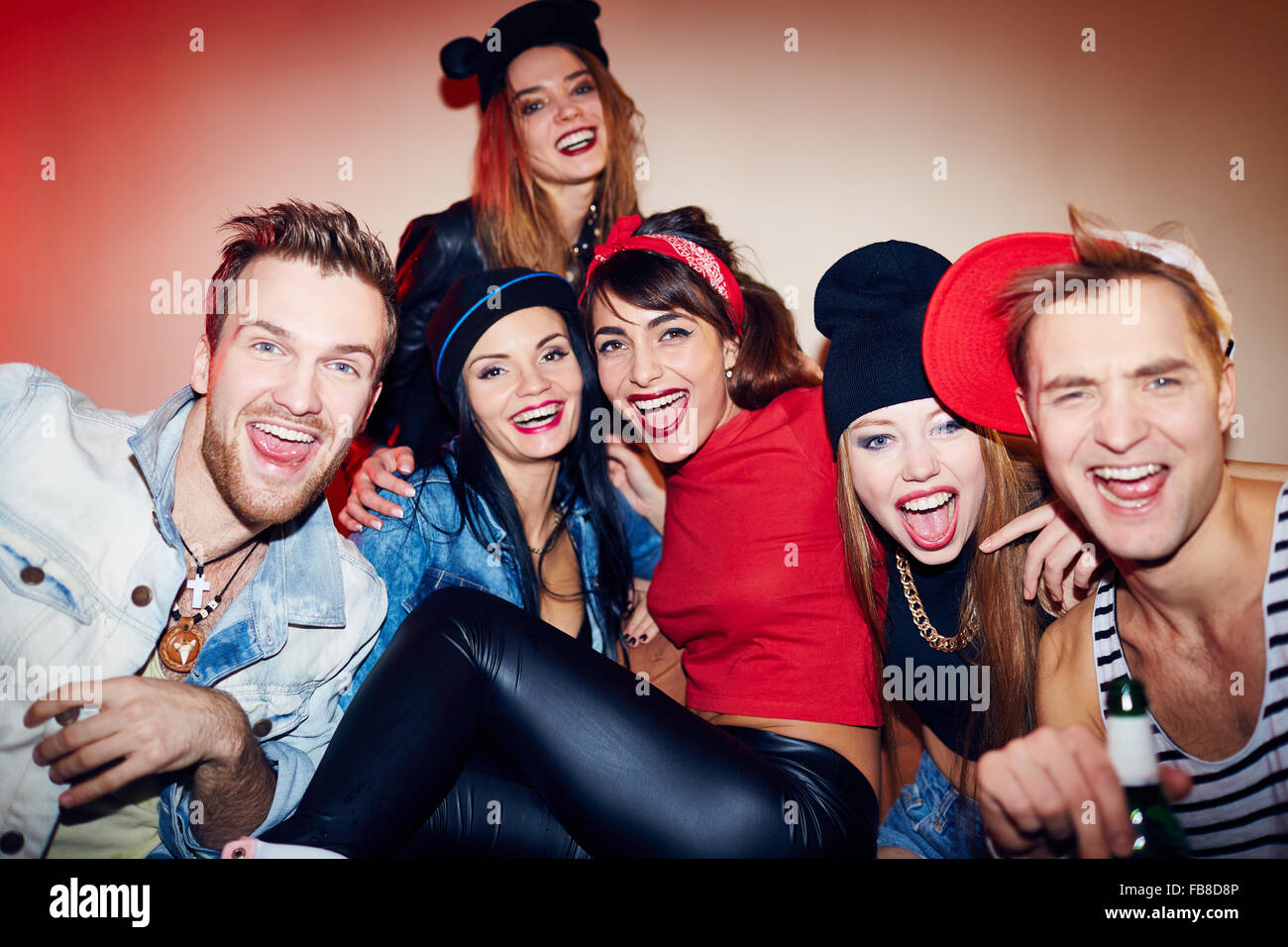 Ritratto di entusiasti amici in house party Foto Stock