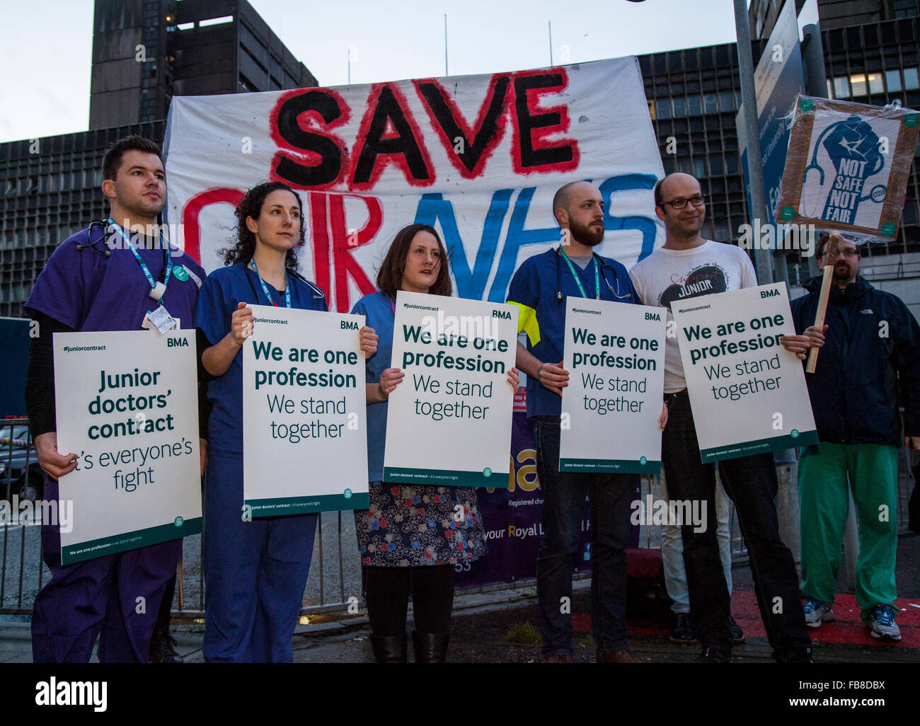 Liverpool, Merseyside Regno Unito 12 Gennaio, 2015. Un giorno di sciopero al di fuori di Liverpool Royal Hospital di Prescott Street. I medici hanno rifiutato il loro nuovo contratto e lottano per mantenere il nostro pubblico di NHS. I medici sono quelli di fornire copertura di emergenza solo durante la 24-hour walkout, che ha preso il via alle 8 di mattina con fino a 250 i manifestanti previsto a ingrossare le fila. I medici sono quelli di fornire copertura di emergenza solo durante la 24-hour walkout, che ha preso il via alle 08:00 GMT. Il NHS è detto, finora ha rinviato fino a 4.000 trattamenti di routine. Foto Stock