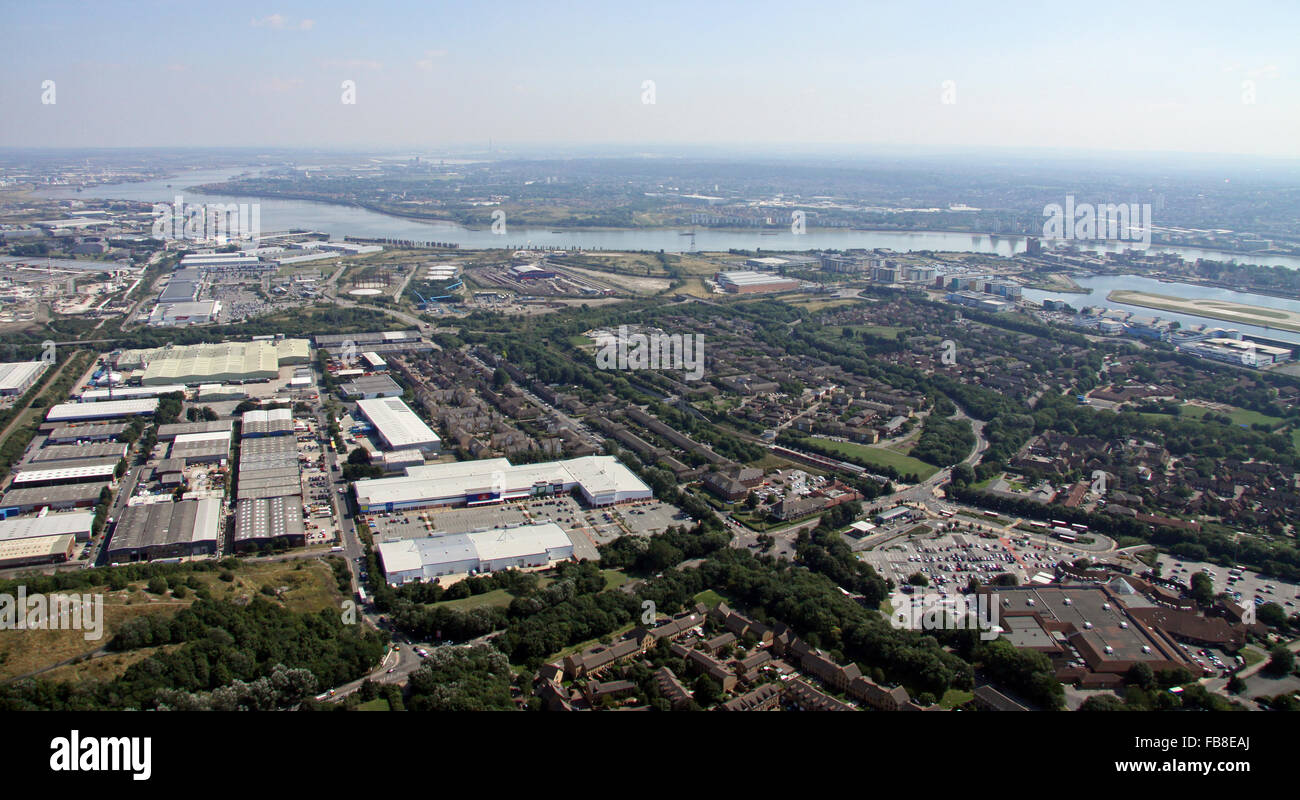Vista aerea su East Ham, mostrando Beckton Retail Park & London Industrial Park e il fiume Tamigi, REGNO UNITO Foto Stock