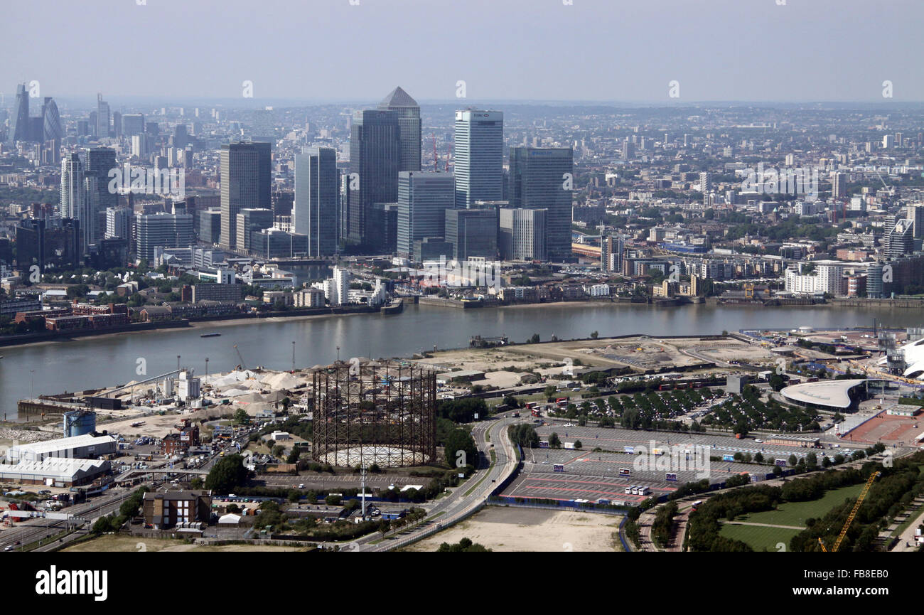 Vista aerea del Canary Wharf, London Docklands skyline oltre il Tamigi da il Blackwall Tunnel approccio meridionale, Regno Unito Foto Stock