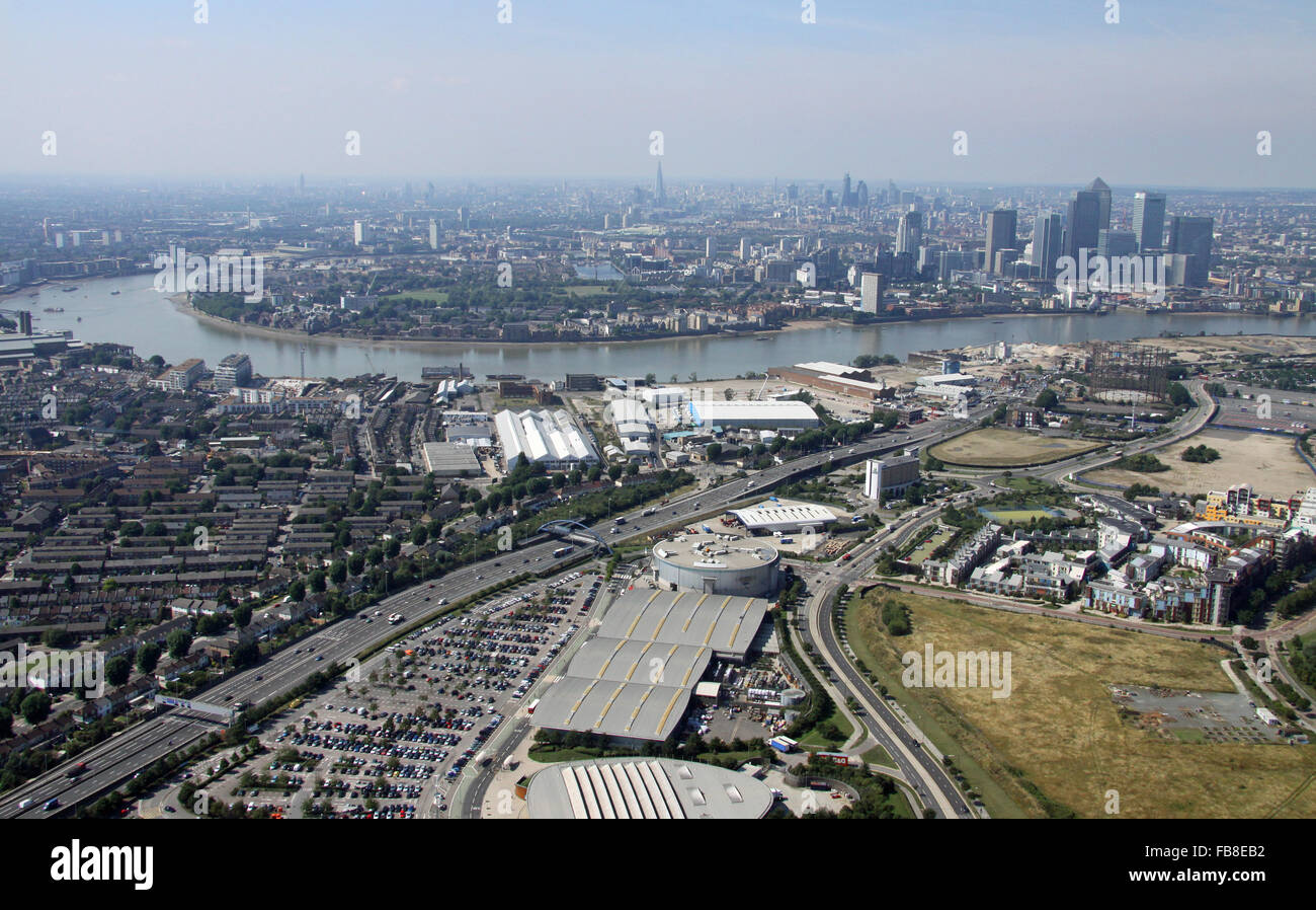 Vista aerea del millennio Leisure Park, Bugsby's Way, North Greenwich cercando lungo la A102 verso Docklands di Londra, Regno Unito Foto Stock