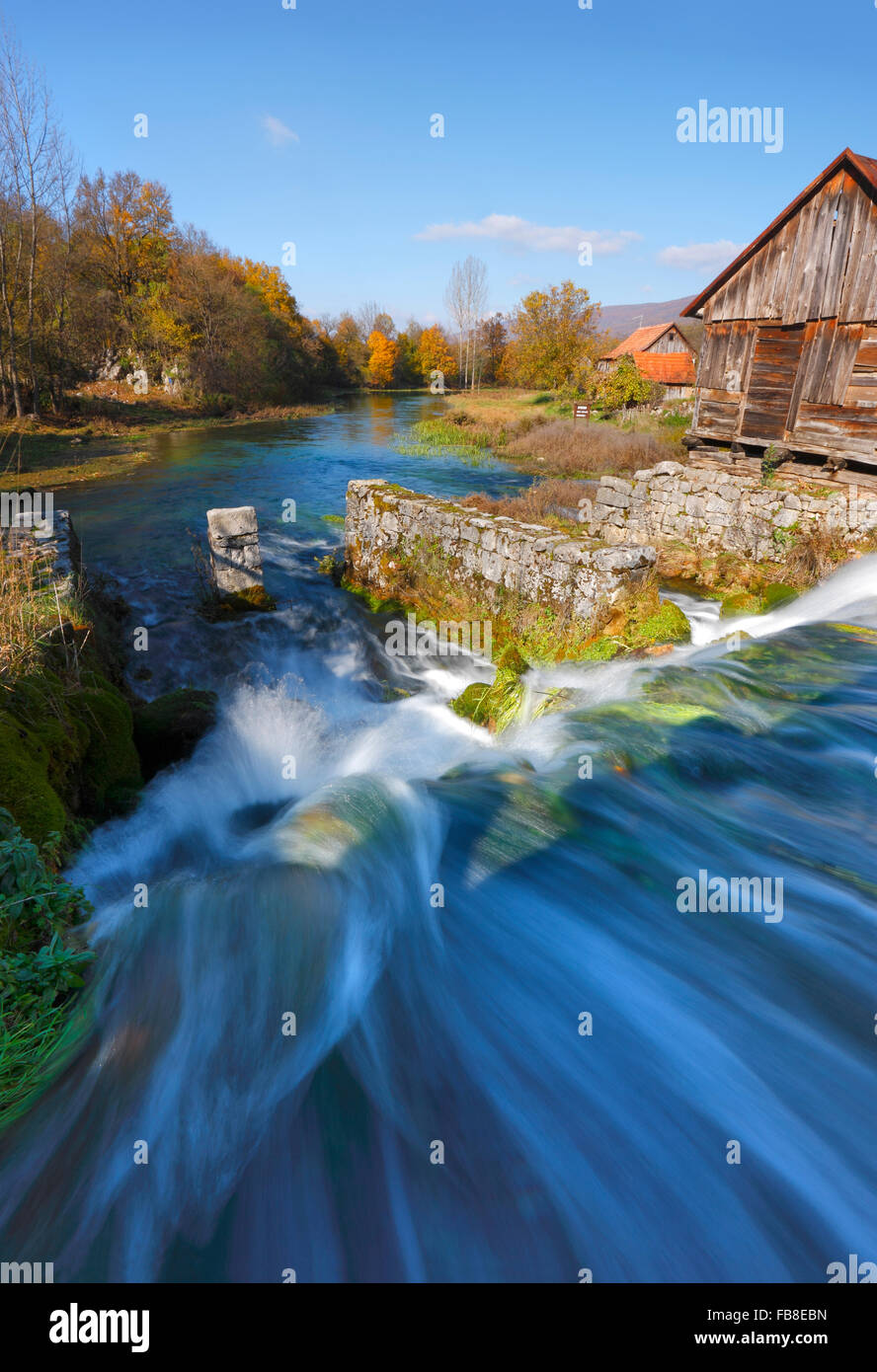 Fiume Gacka paesaggio, Majerovo vrilo Foto Stock