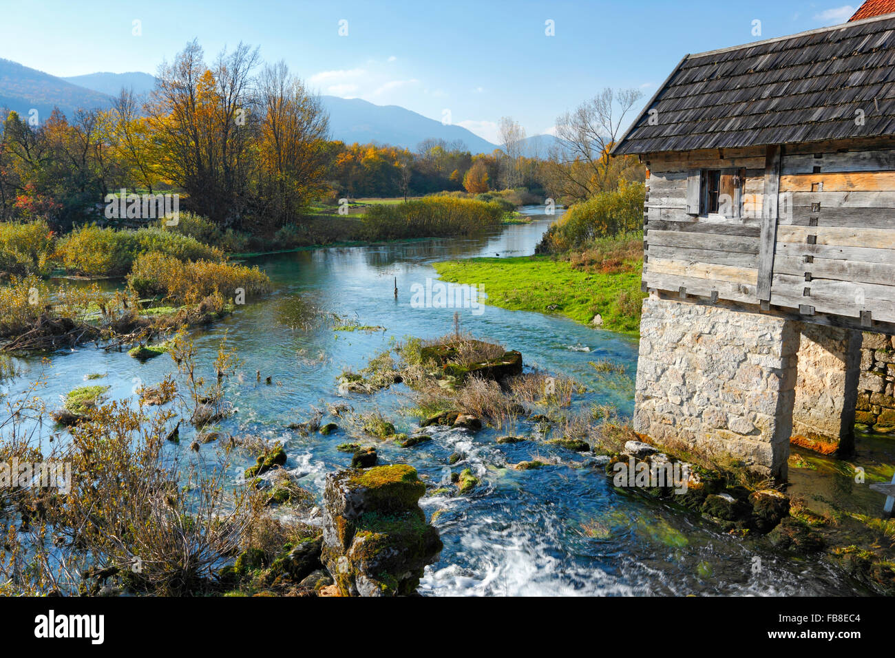 Gacla river e il vecchio mulino in Croazia Foto Stock