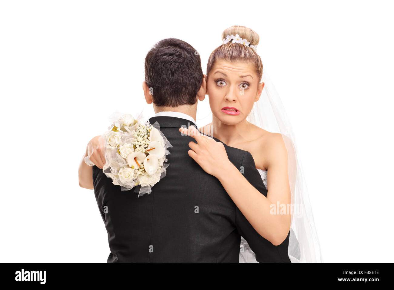 Bionda e giovane sposa abbracciando il marito con le dita incrociate isolato su sfondo bianco Foto Stock