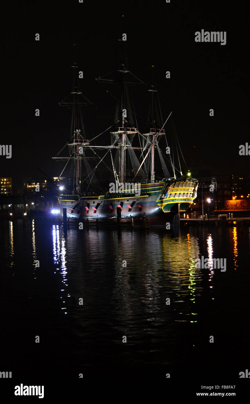 Replica della nave di COV La Amsterdam illuminata di notte a Amsterdam, Paesi Bassi Foto Stock