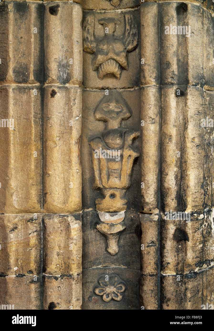 Tudor intagliatura di figura non identificato e angelo alato accanto alla porta sud di St Cybi la Chiesa, Holyhead, Anglesey, Galles del Nord, Regno Unito Foto Stock