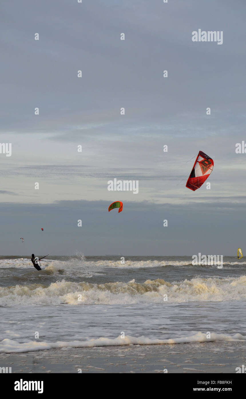 Il kite surf sulla spiaggia di Scheveningen, Paesi Bassi Foto Stock