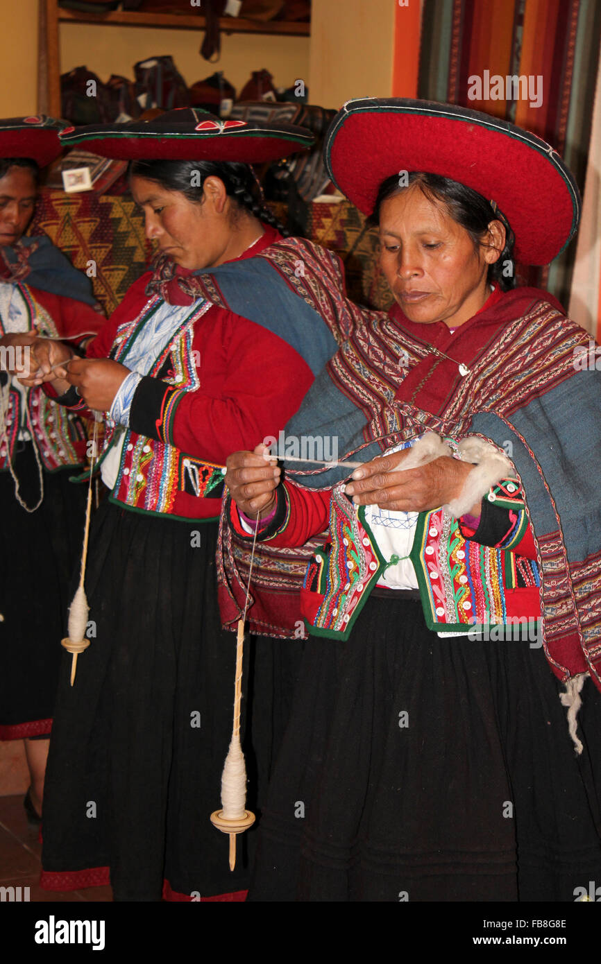 Le donne peruviane la filatura della lana di Alpaca in filato Foto Stock