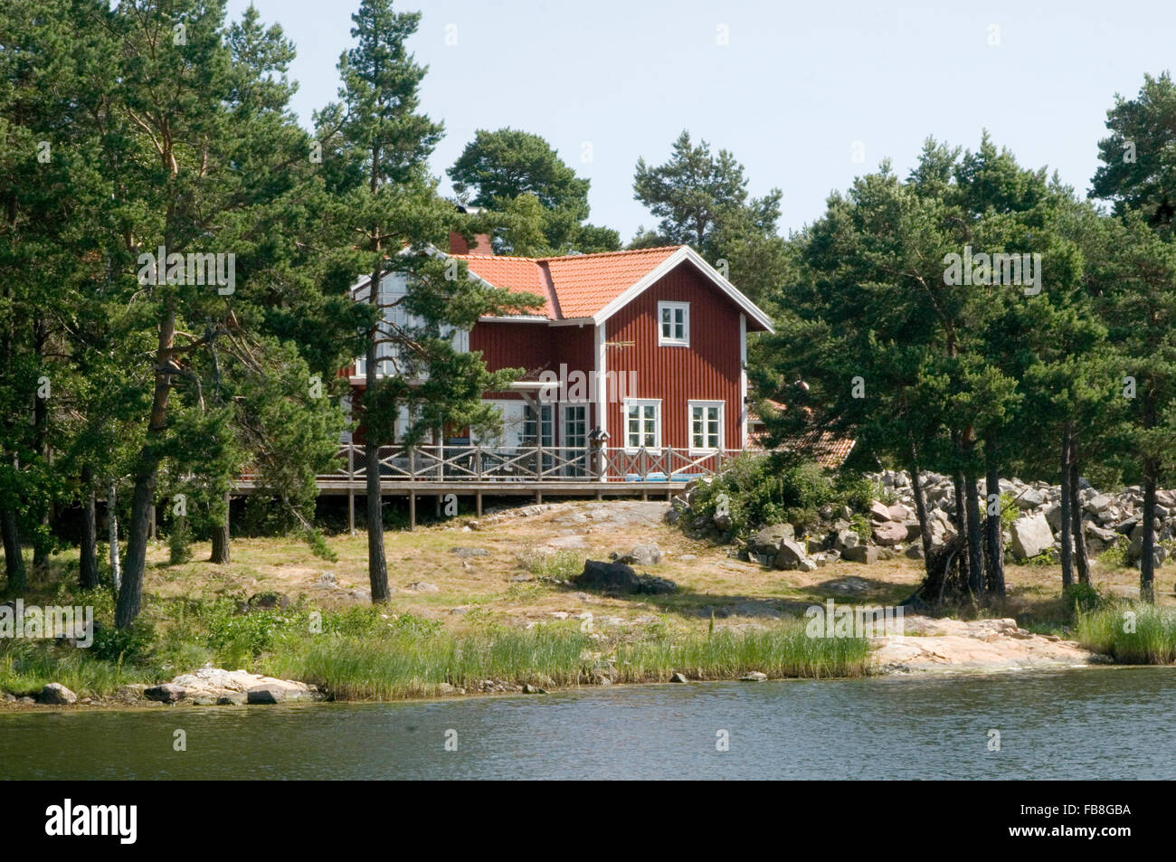 Red casa svedese sul lago di acqua falun dipingere paesaggi rurali tradizionali in legno case in legno home case foresta Foreste laghi pin Foto Stock