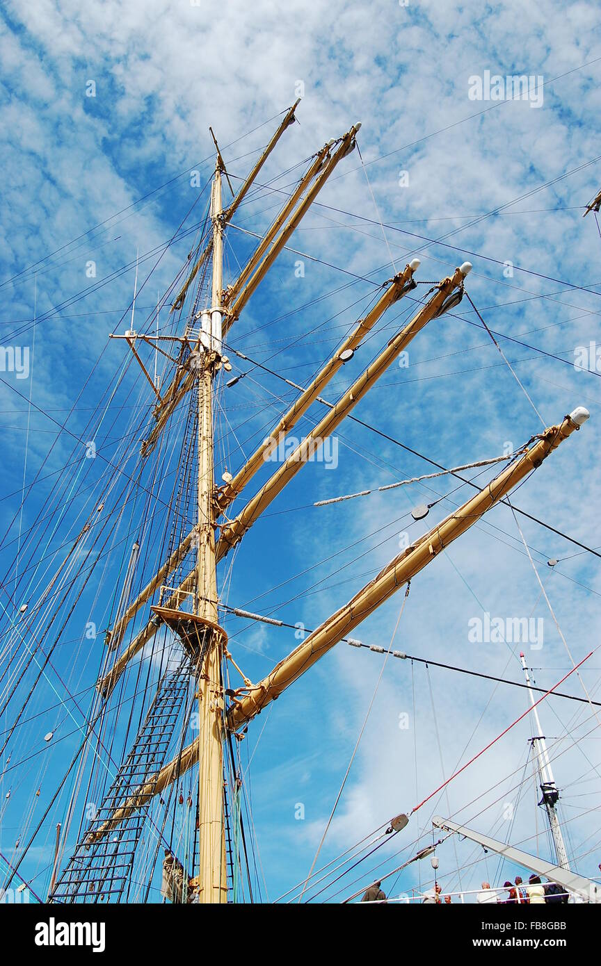 Un classico della nave contro il montante di un cielo blu con nuvole di luce Foto Stock