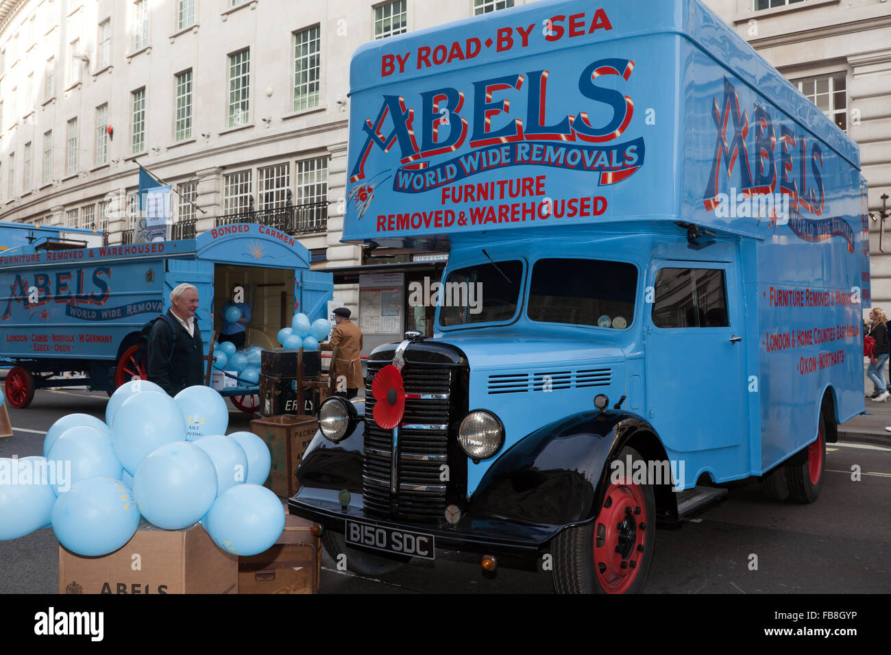 Un 1941 Bedford MLD, un passo lungo trasloco commerciale veicolo da Abels Servizi di trasloco. Foto Stock