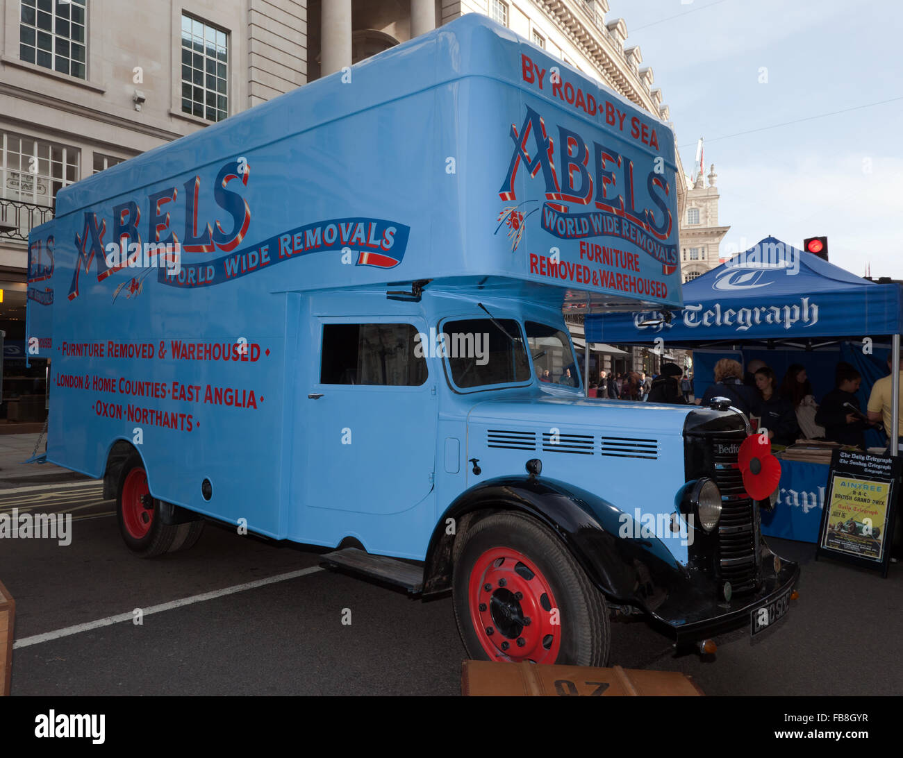 Un 1941 Bedford MLD, un passo lungo trasloco commerciale veicolo da Abels Servizi di trasloco. Foto Stock