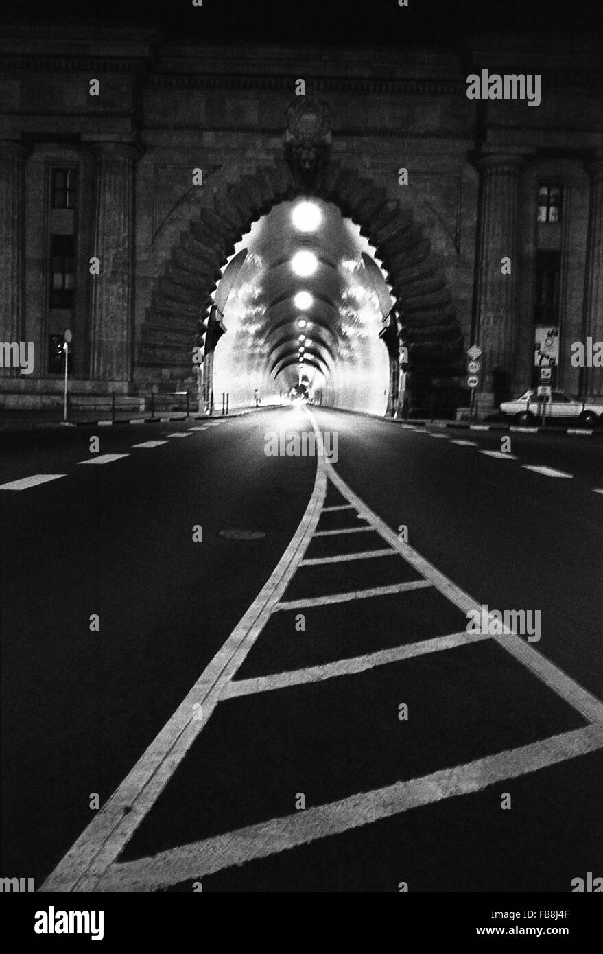 Sguardo su Bupapest al tempo degli anni Novanta. - 1990 - Ungheria / Budapest - sguardo su Bupapest al tempo degli anni Novanta. - Vista notturna. Prospettiva del "Ponte delle Catene' Tunnel. - Philippe Gras / Le Pictorium Foto Stock
