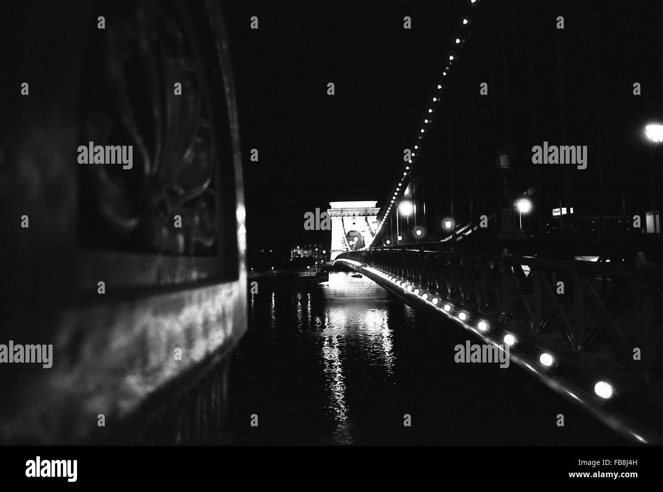 Sguardo su Bupapest al tempo degli anni Novanta. - 1990 - Ungheria / Budapest - sguardo su Bupapest al tempo degli anni Novanta. - Vista notturna. Prospettiva del "Ponte delle catene". - Philippe Gras / Le Pictorium Foto Stock