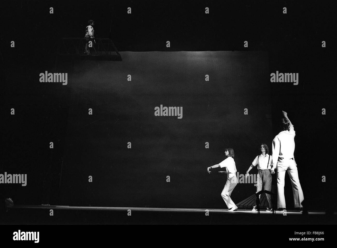 "EINSTEIN SULLA SPIAGGIA' è un'opera lirica in quattro atti (incorniciate e collegati da cinque "ginocchio" riproduce o intermezzi), rigato e scritto da Philip Glass e progettato e diretto dal produttore teatrale Robert Wilson. - 1976 - Francia / Provence-Alpes-Côte d'Azur / Avignon - 'EINSTEIN SULLA SPIAGGIA'' - Scrittore: Philip Glass ; - Produttore: Robert Wilson ; - Avignon, Francia ; - 1976 ; - - - Philippe Gras / Le Pictorium Foto Stock