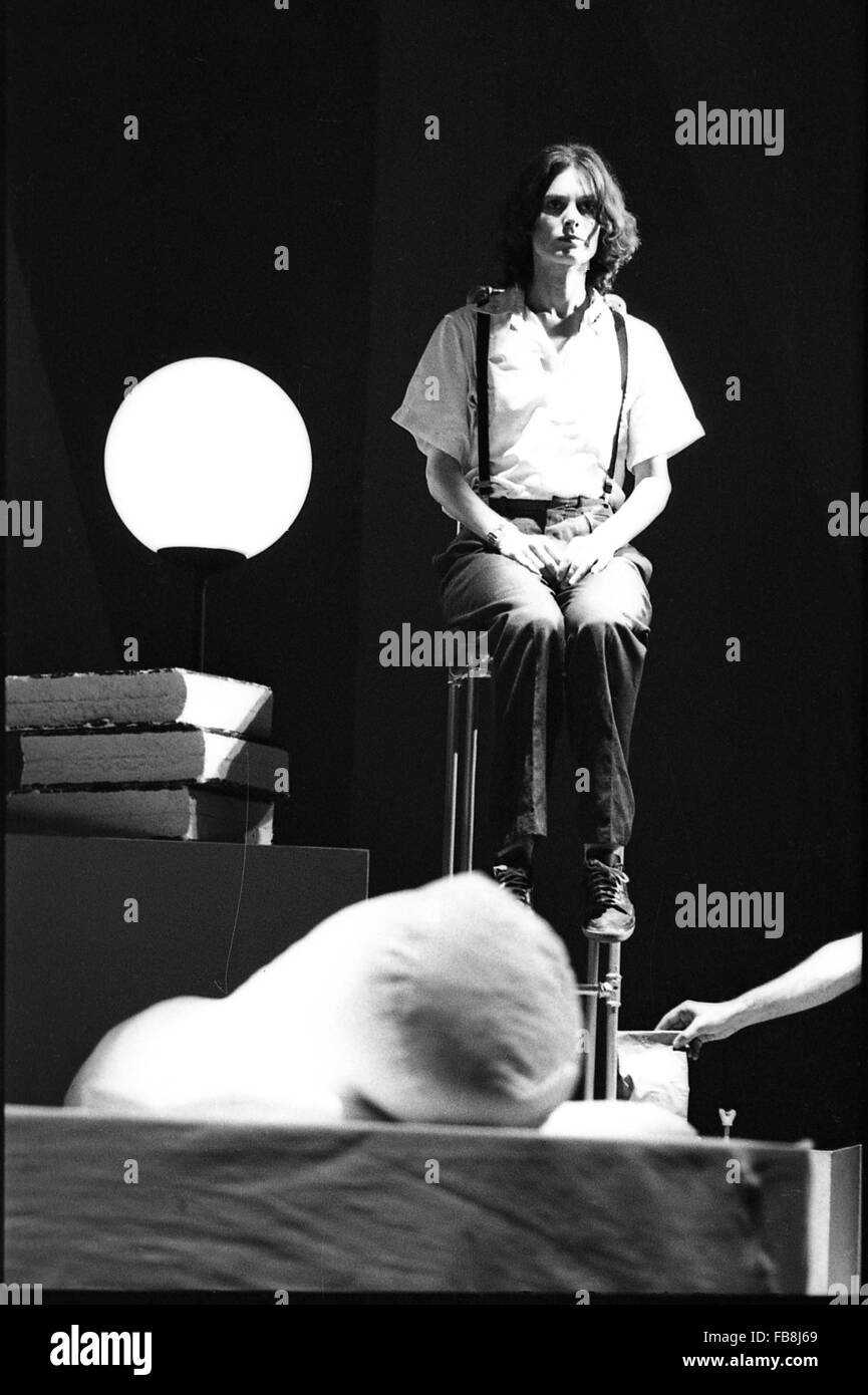 "EINSTEIN SULLA SPIAGGIA' è un'opera lirica in quattro atti (incorniciate e collegati da cinque "ginocchio" riproduce o intermezzi), rigato e scritto da Philip Glass e progettato e diretto dal produttore teatrale Robert Wilson. - 1976 - Francia / Provence-Alpes-Côte d'Azur / Avignon - 'EINSTEIN SULLA SPIAGGIA'' - Scrittore: Philip Glass ; - Produttore: Robert Wilson ; - Avignon, Francia ; - 1976 ; - - - Philippe Gras / Le Pictorium Foto Stock