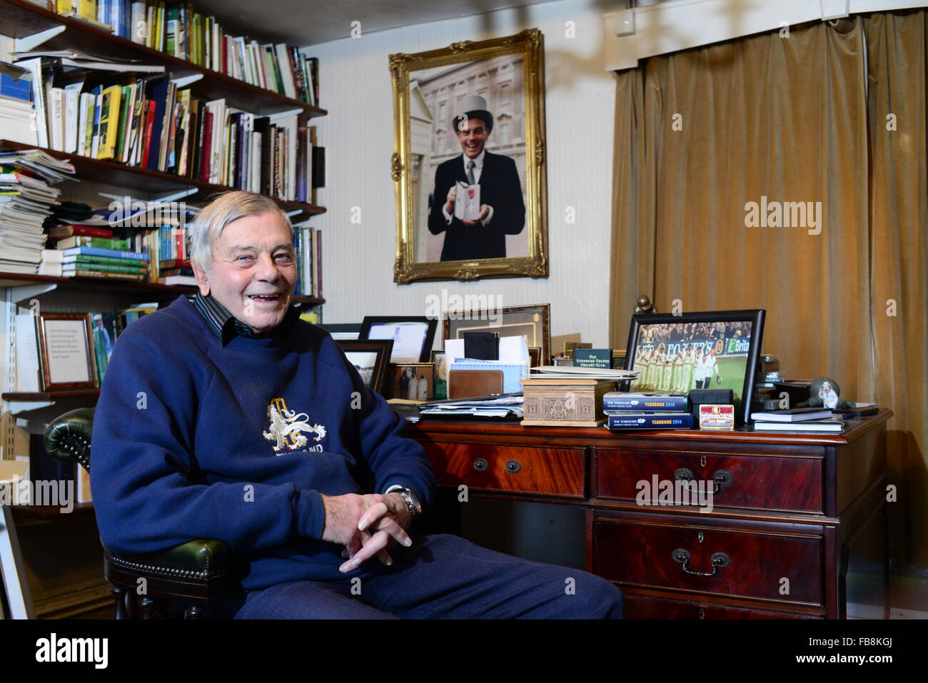 Ritirato il cricket arbitro Harold 'Dickie' uccello a casa sua a Barnsley, South Yorkshire. Foto Stock