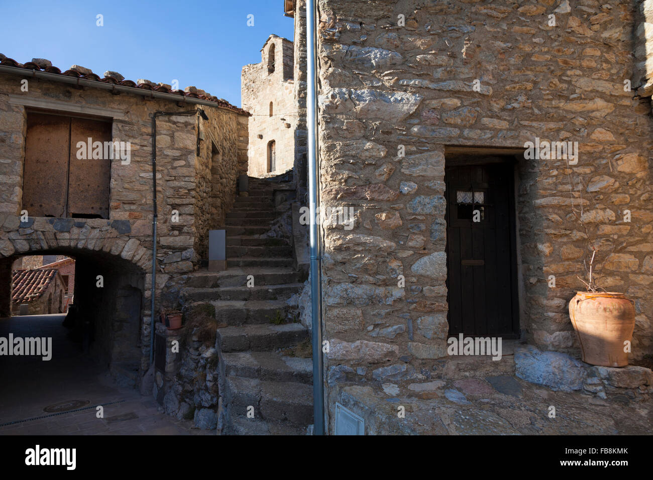 Un rurale strade della cittadina chiamata La Roca nella regione Ripollès, la Catalogna. © Joan Gosa Badia Foto Stock