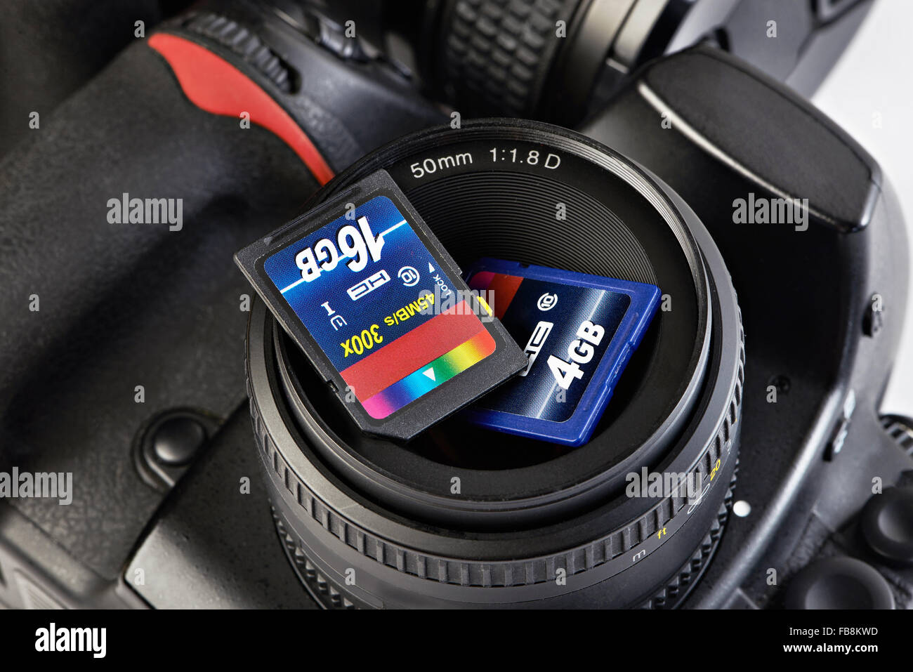 Due SD memory card flash e fotocamera DSLR close-up Foto Stock